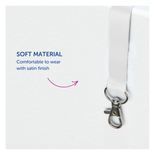 Bilden visar en närbild av en vit satinrem med ett metallklämma, och framhäver text som beskriver materialet som mjukt och bekvämt att bära, med en satinfinish.