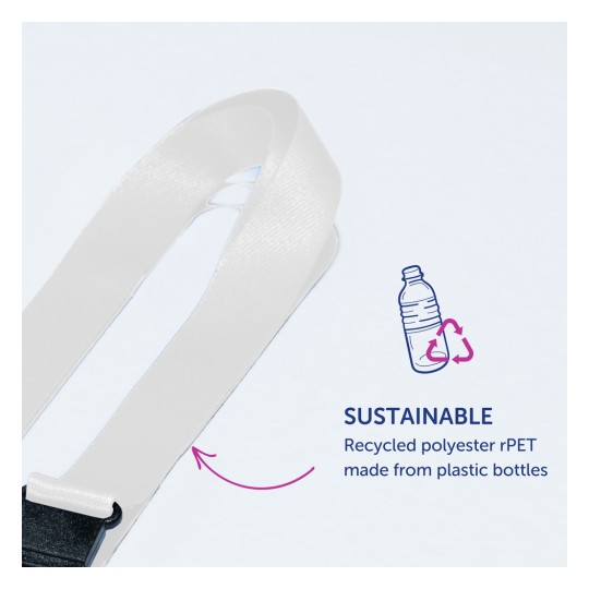 Bilden visar en hållbar rem tillverkad av återvunnen polyester rPET, som kommer från plastflaskor. Den inkluderar en vit rem med ett svart spänne, tillsammans med text som framhäver dess miljövänliga egenskaper.