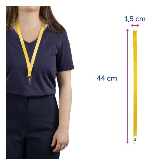 Bilden visar en person som bär en marinblå skjorta med en gul nyckelband runt halsen. Nyckelbandet är detaljerat med mått: 44 cm i längd och 1,5 cm i bredd.