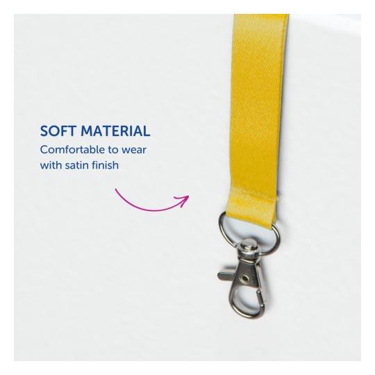 Bilden visar en gul nyckelband tillverkad av mjukt material med en satinfinish. Den har ett metallklämma för fäste och betonar bekvämligheten vid användning.
