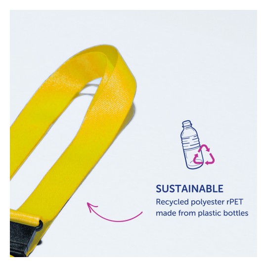 Bilden visar ett gult band med ett spänne, märkt 'SUSTAINABLE' och förklarar att det är tillverkat av återvunnen polyester rPET från plastflaskor.