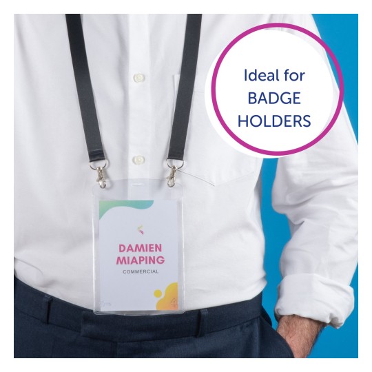 Bilden visar en person som bär en vit skjorta med en brickhållare runt halsen. Brickan visar namnet "Damien Miaping" och titeln "Commercial". Det finns en bildtext som lyder "Ideal for BADGE HOLDERS." Bakgrunden har en solid blå färg.
