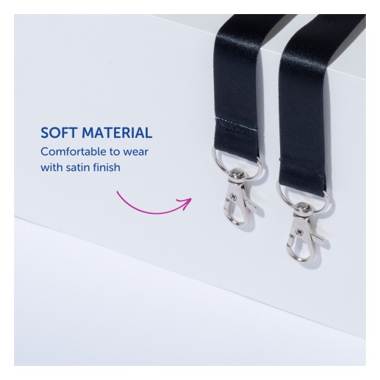 Bilden visar två satängband med metallklämmor, och framhäver deras mjuka material och bekvämlighet. En textbeskrivning betonar deras satängfinish och bekvämlighet att bära.