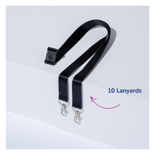 Bilden visar två svarta nyckelband med metallclips fästa i varje ände. De ligger på en vit yta, med en etikett som anger '10 Lanyards.'