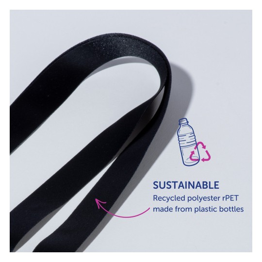 Bilden visar ett svart band tillverkat av återvunnen polyester, med text som framhäver dess hållbara egenskaper genom att påpeka att det är gjort av plastflaskor.