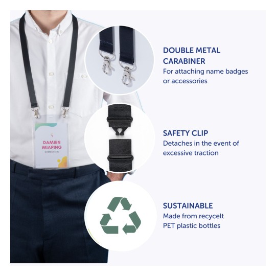 Bilden visar en nyckelband designad för namnskyltar, med en dubbel metal karbinhake, en säkerhetsklämma och en anteckning om dess hållbara material tillverkat av återvunna PET-plastflaskor.