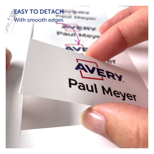 Bilden visar en hand som håller ett kort märkt 'Avery' och 'Paul Meyer', vilket indikerar att det är lätt att lossa med släta kanter. Flera kort är synliga i bakgrunden.