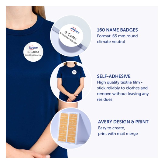 En bild som visar Avery-namnskyltar, med en kvinna i en marinblå t-shirt som bär en rund namnskylt, samt beskrivningar av produktens egenskaper inklusive klimatneutralitet och självadhesiv kvalitet.