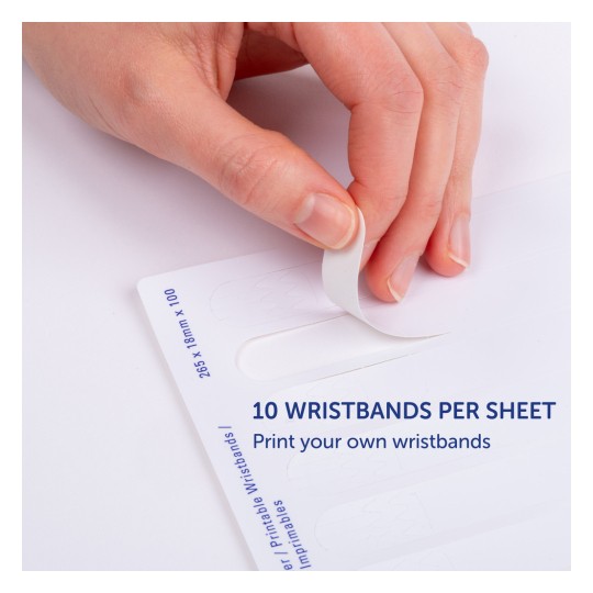 En bild som visar en hand som tar av ett armband från ett ark som innehåller tio armband. Arket är märkt med information om hur man skriver ut sina egna armband.