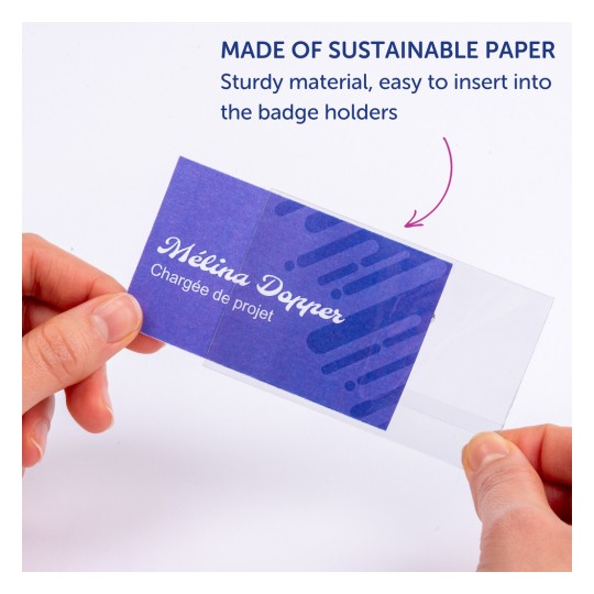 Bilden visar en hand som håller ett visitkort gjort av hållbart papper. Kortet har en lila design och namnet 'Méline Dopper' tillsammans med titeln 'Chargée de projet.' Texten nämner kortets hållbara material och dess användarvänlighet med id-korthållare.