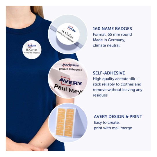 Bilden visar namnskyltar för Avery-produkter, med en person som bär en blå skjorta med en synlig skylt som visar "B. Carlos, MARKNADSDIREKTÖR". Designen innehåller information om skyltarna, såsom kvantitet, material och funktioner som självhäftning och enkel utskrift.