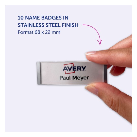 Bilden visar en hand som håller en namnbricka med rostfritt stålfinish, med texten 'Avery' och namnet 'Paul Meyer'. Det framhäver att det finns 10 namnbricka tillgängliga i det angivna formatet 68 x 22 mm.