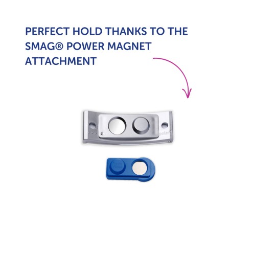 Bilden visar två magnetiska fästen för en enhet. Ett är större och silverfärgat, medan det mindre är blått. Texten marknadsför SMAG® Power Magnet-fästet för ett perfekt grepp.