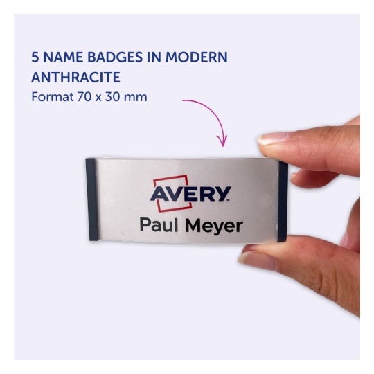 Bilden visar en person som håller en namnskylt med texten 'Avery Paul Meyer', och framhäver fem namnskyltar i modern antracitfärg, med måtten 70 x 30 mm.