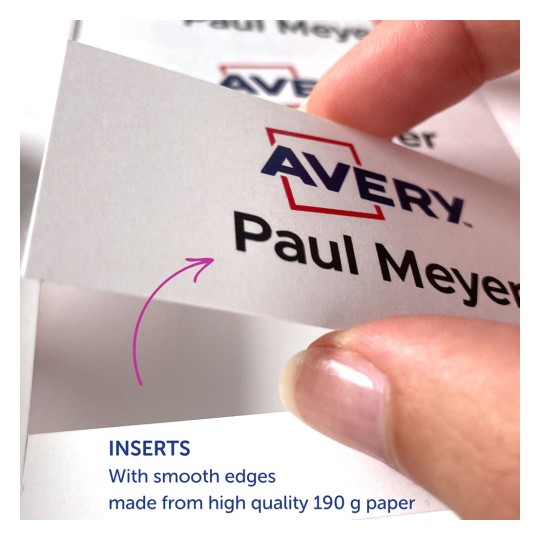Bilden visar en hand som håller en tryckt insats med texten 'Paul Meyer' och AVERY-loggan, som understryker detaljer om att insatserna är tillverkade av högkvalitativt papper med släta kanter.