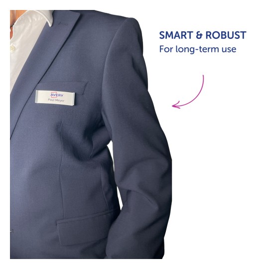 Bilden visar en person som bär en marinblå blazer med en namnskylt som lyder 'Paul Meyer' och logotypen 'Avery.' Texten lyder 'SMART & ROBUST För långvarig användning.'