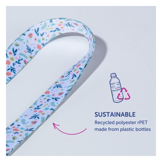 Bilden visar ett färgglatt band med blommönster tillverkat av hållbar återvunnen polyester (rPET), tillsammans med en grafisk symbol som visar dess ursprung från plastflaskor.