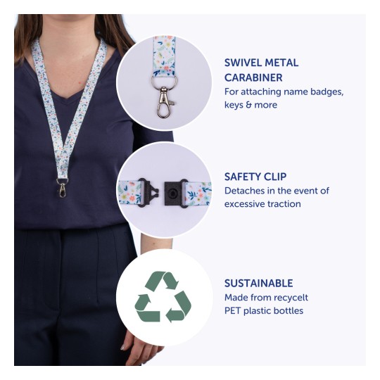 Bilden visar ett blommigt nyckelband med utmärkta funktioner, inklusive en svängbar karbinhake i metall, en säkerhetsklämma och information om att det är tillverkat av återvunna PET-plastflaskor.