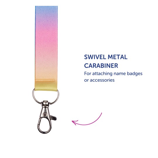 Bilden visar ett färgglatt nyckelband med en svängbar karbinhake i metall, avsett för att fästa namnskyltar eller tillbehör.