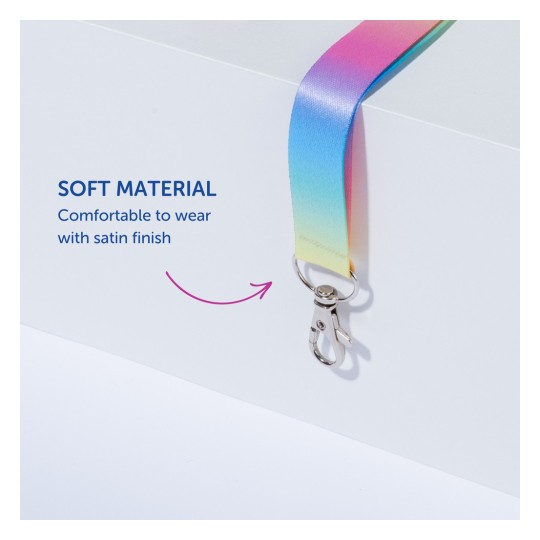 Bilden visar en färgglad nyckelband med satinfinish och en silverklämma. Den framhäver det mjuka materialet och bekvämligheten i nyckelbandets design, tillsammans med beskrivande text som betonar dessa egenskaper.