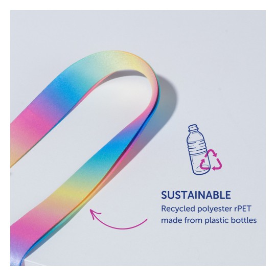 Bilden visar ett färgglatt band gjort av hållbart återvunnet polyester rPET, tillsammans med en textbeskrivning som framhäver dess miljövänliga natur och nämner att det är gjort av plastflaskor.