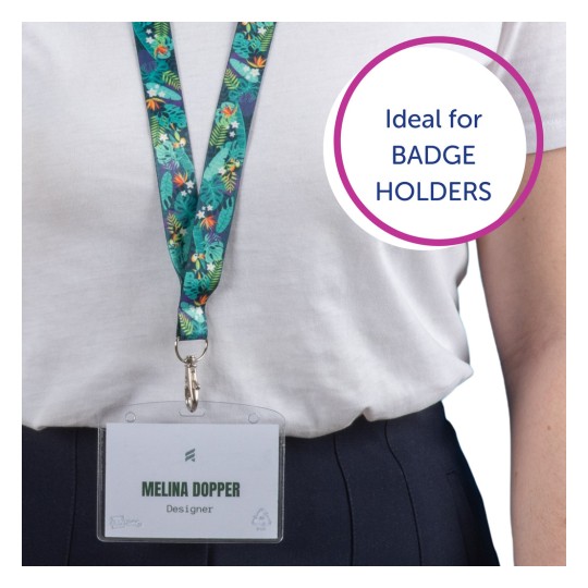 Bilden visar en person som bär ett nyckelband med en färgglad tropisk design. Ett ID-kort är fäst, som visar namnet 'Melina Doppler' och titeln 'Designer.' I bakgrunden finns en cirkulär text 'Ideal for BADGE HOLDERS.'