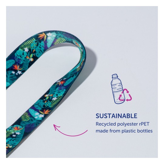 Bilden visar ett färgglatt band med en tropisk design som främjar hållbarhet genom återvunna material, specifikt polyester tillverkad av plastflaskor.