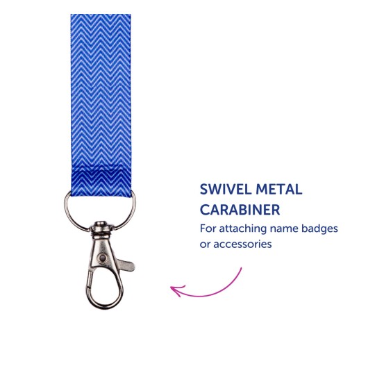 Bilden visar ett blått nyckelband med ett sicksackmönster och en svängbar metallkarbinhake designad för att fästa namnskyltar eller tillbehör.