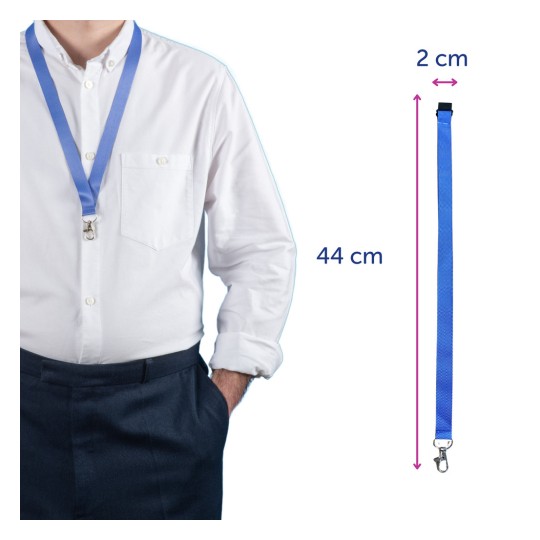 Bilden visar en person som bär en vit skjorta med en blå nyckelband runt halsen, som har ett klämma i slutet. Nyckelbandet mäter 44 cm i längd och 2 cm i bredd.