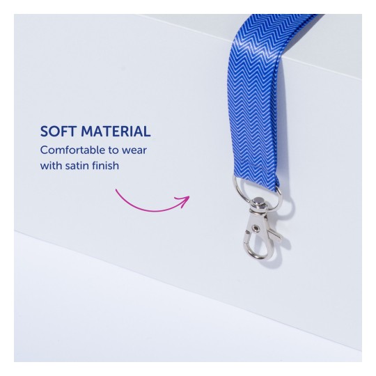 Bilden visar ett blått nyckelband tillverkat av mjukt material med en satinfinish. Det beskrivs som bekvämt att bära och har ett metallclip i änden.