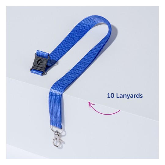 Bilden visar ett blått nyckelband med ett fäste som ligger på en ljus yta. Det finns en etikett med texten '10 nyckelband'.