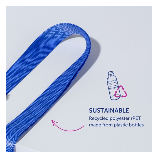 Bilden visar ett blått band med ett sicksackmönster, märkt som hållbart. Det betyder att det är gjort av återvunnen polyester rPET som kommer från plastflaskor.