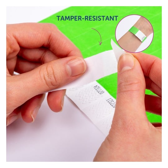 Bilden visar en person som håller och skalar av ett manipuleringssäkert armband. Bakgrunden är en ljusgrön yta och en infälld bild visar ett armband på en handled.