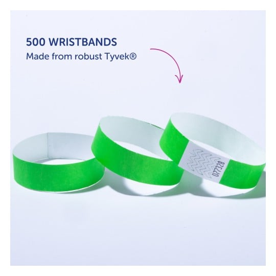 Bilden visar tre gröna armband gjorda av Tyvek, med en etikett synlig på ett av dem, som anger ett paket med 500 armband.