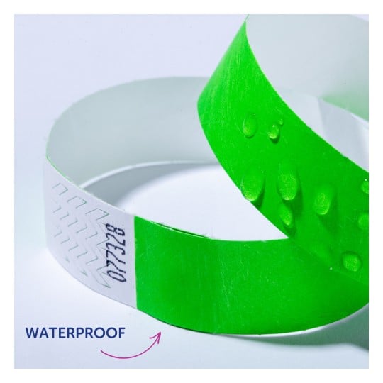 Bilden visar två armband; ett är ljusgrönt med vattendroppar på, medan det andra är vitt med en strukturerad design. Ordet "WATERPROOF" visas bredvid armbanden, vilket antyder den gröna armbandets vattentäta kapacitet.
