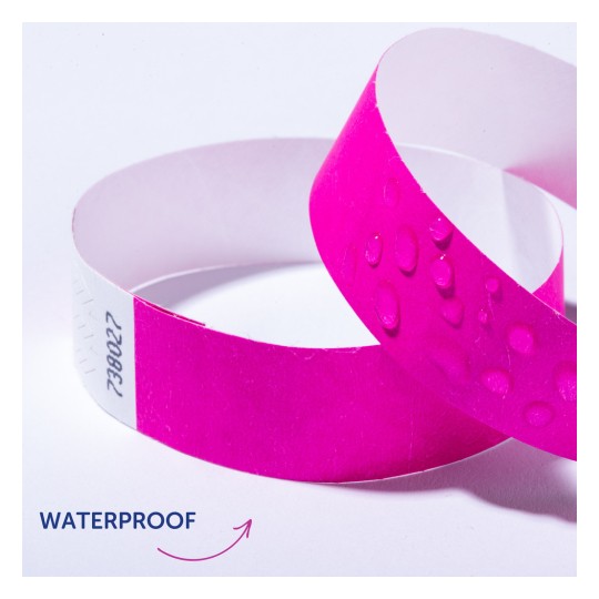 Bilden visar två rosa vattentäta armband med vattendroppar på ett av dem. Den förmedlar armbandens vattentäta egenskap.