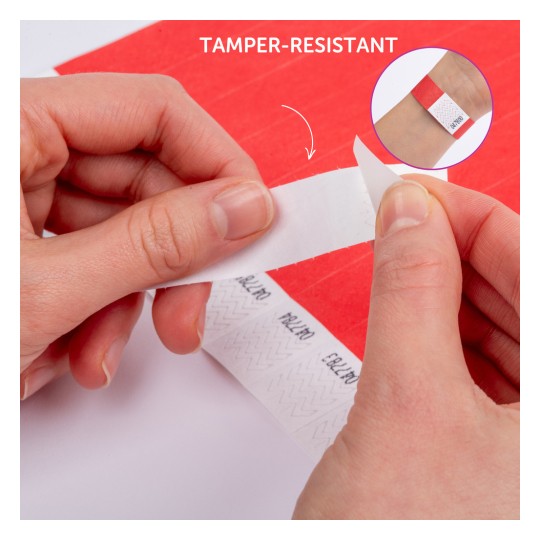 En bild som visar händer som avlägsnar en manipuleringsskyddande etikett från en röd yta. Etiketten har ett mönster och ordet "MANIPULERINGSSKYDDAD" visas högst upp. En närbildsinramning illustrerar att etiketten används på en handled.