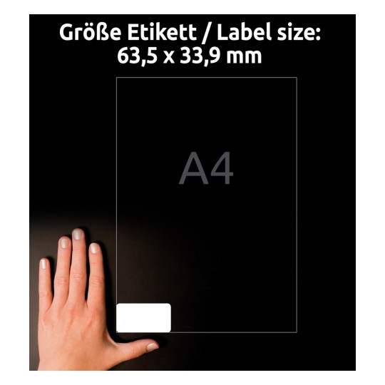 Storleksjämförelse med hand, Artikel: J8159-25, ett ark adressetiketter, format: 63,5 x 33,9 mm, färg: vit.