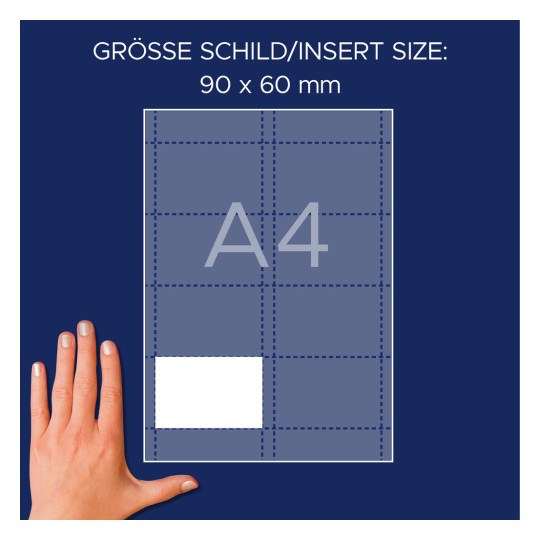 Storleksjämförelse med hand, artikel: L4728-20, ett ark insättningsskyltar, format: 60 x 90 mm, färg: vit.