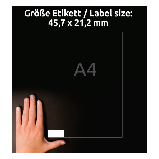 Storleksjämförelse med hand, artikel: L4736REV-25, ett ark universala etiketter, avtagbara, format: 45,7 x 21,2 mm, färg: vit.