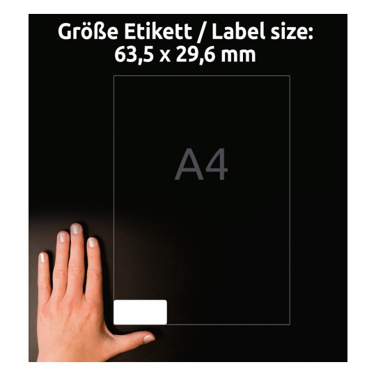 Storleksjämförelse med hand, artikel: L4737REV-25, ett ark universala etiketter, avtagbara, format: 63,5 x 29,6 mm, färg: vit.