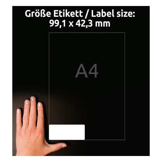 Storleksjämförelse med hand, artikel: L4743REV-25, ett ark universaletiketter, avtagbara, format: 99,1 x 42,3 mm, färg: vit.