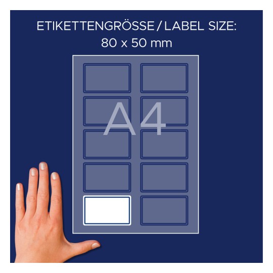 Bilden visar en layout för etiketter på ett A4-ark, med etikettstorlek 80 x 50 mm, med en hand för skala.