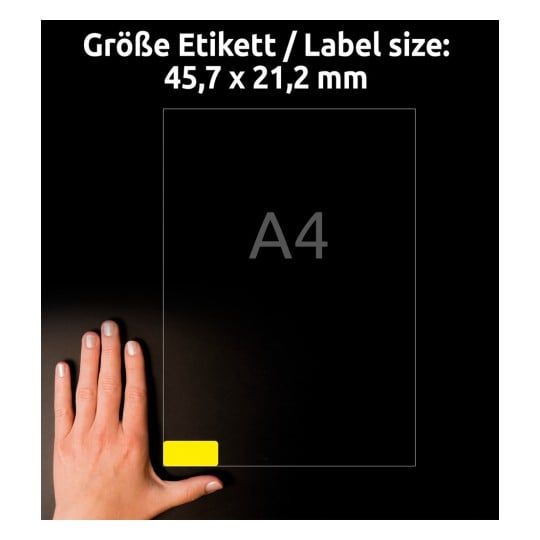 Storleksjämförelse med hand, artikel: L6103-20, ett ark väderbeständiga folieetiketter, format: 45,7 x 21,2 mm, färg: Gul.