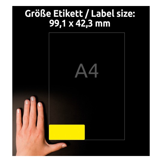 Storleksjämförelse med hand, artikel: L6107-20, ett ark väderbeständiga folieetiketter, format: 99,1 x 42,3 mm, färg: gul.
