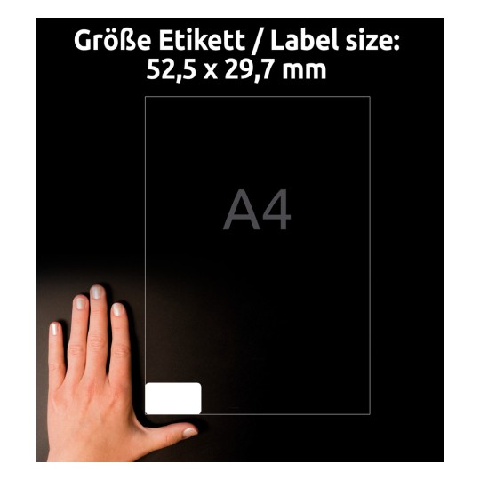 Bilden visar en persons hand bredvid en etikett med måtten 52,5 x 29,7 mm, vilket anger etikettstorleken. Handen är placerad längst ner till vänster på etiketten, och storleken visas tydligt ovanpå på tyska och engelska.