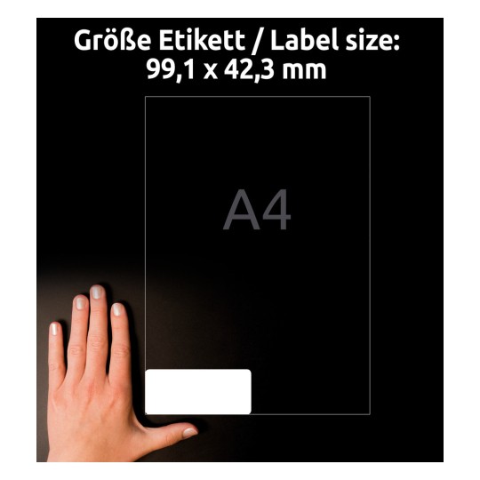 Storleksjämförelse med hand, artikel: L7913-10, ett ark ultrabeständiga folieetiketter, format: 99,1 x 42,3 mm, färg: vit.