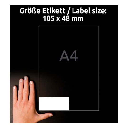 Storleksjämförelse med hand, artikel: LR3424, ett ark återvinningsbara universaletiketter, format: 105 x 48 mm, färg: naturvit.