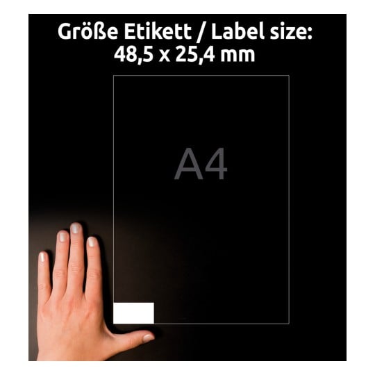 Storleksjämförelse med hand, artikel: LR3657-10, ett ark återvinningsbara universaletiketter, format: 48,5 x 25,4 mm, färg: naturvit?