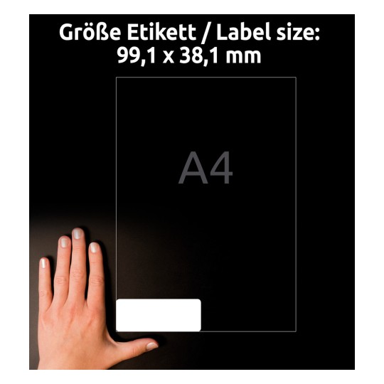 Storleksjämförelse med hand, artikel: LR7163-100, ett ark återvunna adressetiketter, format: 99,1 x 38,1 mm, färg: naturvit.